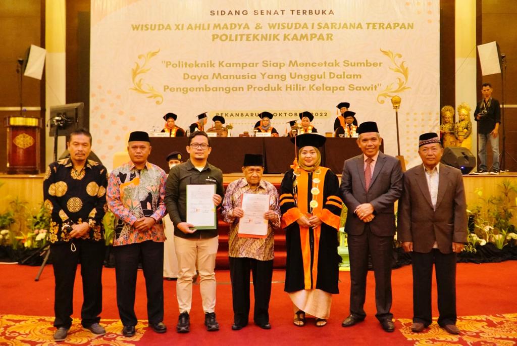 Penjabat Bupati Kampar Dr. H. Kamsol. MM Hadiri Wisuda XI Ahli Madya ...